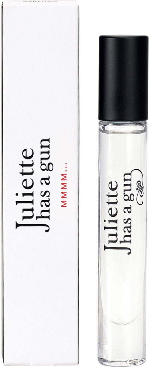 Een witte doos en een parfum spray met de woorden "Juliette Has a Gun" en een rood stipje. De spray heeft een zwarte dop.