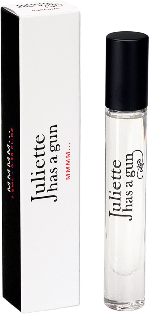 Een parfumfles met witte doos, zwarte dop en het label 'Juliette Has a Gun.'