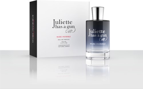 Een parfumfles en doos met de naam "Juliette has a gun." De fles is donkerblauw met een zilveren dop.