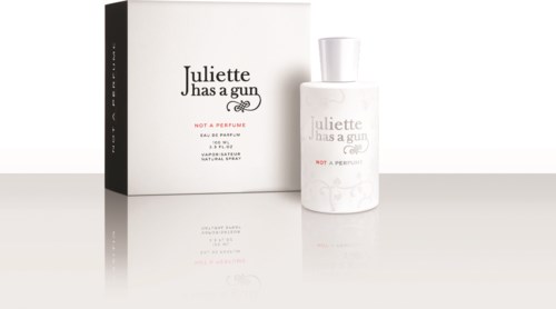 Een witte parfumbidon en doos met zwarte en roze tekst, laat het merk zien "Juliette has a gun" en "Not a perfume."