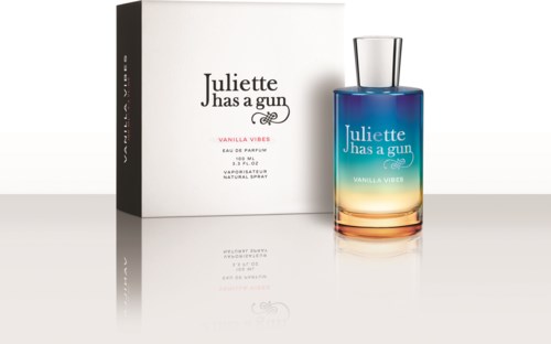 Een fles parfum met blauwe, turquoise en oranje kleuren en een witte doos met zwarte tekst ernaast.