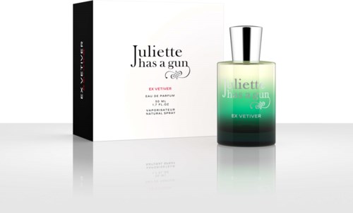 Ein Parfümflasche mit weißem Karton, grünlicher Flüssigkeit und modernem Design mit dem Namen Juliette has a gun.