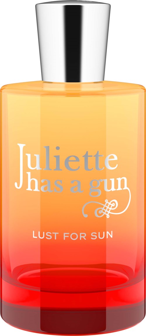Een parfumfles met een kleurverloop van oranje naar rood, zilverkleurige dop en witte tekst: 'Juliette has a gun LUST FOR SUN.'