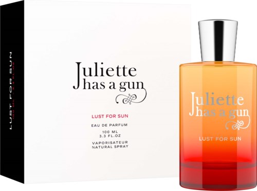 Een parfumfles en doos met het label "Juliette Has a Gun" en "Lust for Sun."