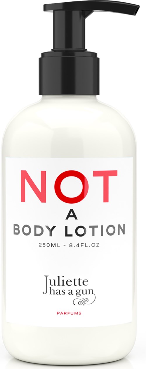 Witte lotionfles met zwarte pomp, etiket zegt "NOT A BODY LOTION," en een grappige uitspraak over Juliette.