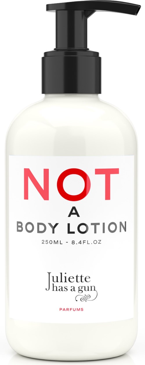 Een witte lotionfles met een zwarte pomp, etiket zegt "NOT A BODY LOTION," zegt "Juliette has a gun," is een parfum.