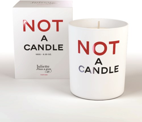 Een kaars met een doos en label die zegt "NOT A CANDLE" in grote rode en zwarte letters.