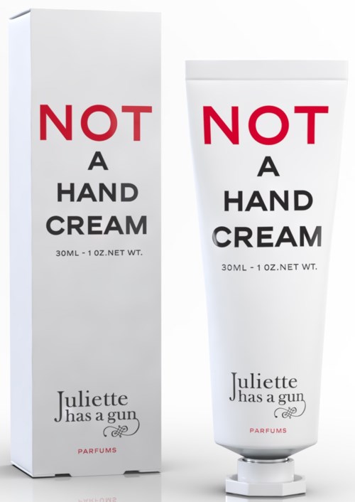 Een doos en tube handcrème met grappige labels, waaronder "NOT A HAND CREAM" en een naam Juliette.