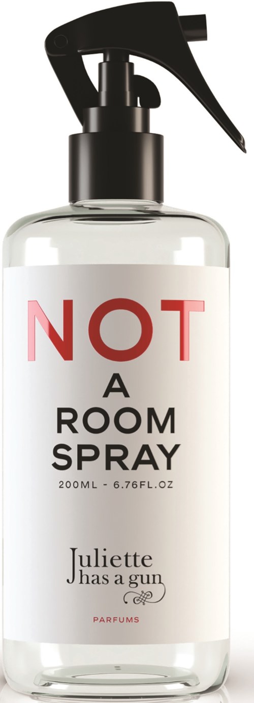 Een duidelijke sprayfles met label "NOT A ROOM SPRAY" en een zwarte spuitkop op een witte achtergrond.