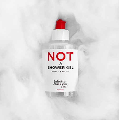 Een heldere douchegelfles met een rode dop en een label dat zegt "NOT A SHOWER GEL."