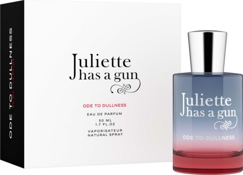 Een parfumfles en doos met de tekst "Juliette has a gun" en "Ode to dullness," in zachte kleuren.