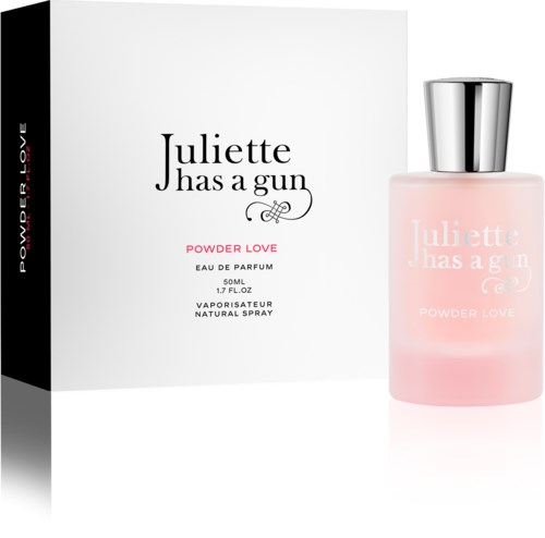 Een parfumfles met 'Juliette has a gun' label en roze vloeistof, naast een zwart-wit doos.