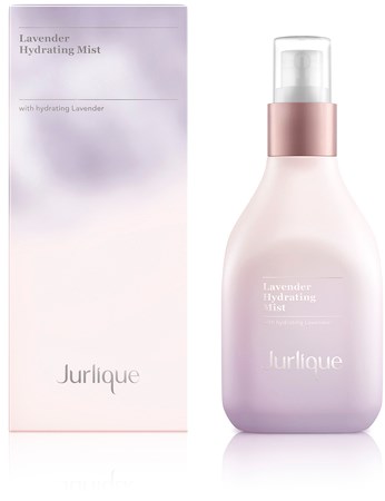 Lavendel Hydrating Mist Flasche und Verpackung, sanfte Pastellfarben, schlichtes Design, Markenname Jurlique, wasserbasiertes Produkt.