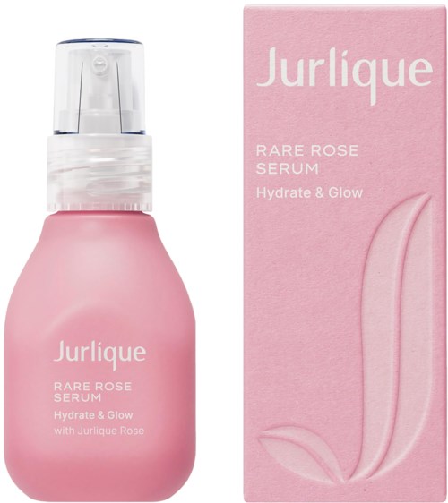 Eine rosa Flasche Jurlique Rare Rose Serum mit Pumpkopf, neben einer passenden rosa Verpackung mit Blattdesign.