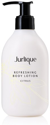 Eine weiße Flasche mit schwarzem Pumpkopf, etikettiert 'Jurlique Refreshing Body Lotion Citrus'.