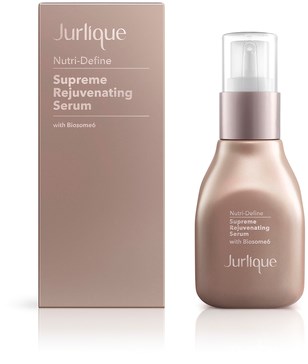 Hautpflegeprodukt in beige Flasche mit Pumpe, neben passender Box in Rosa.