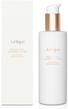Eine weiße Flasche mit Pumpe und goldnem Band, und eine passende Schachtel mit der Aufschrift 'Jurlique Replenishing Cleansing Lotion'.