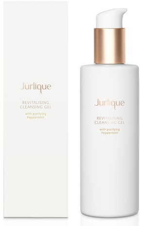 Eine weiße Flasche mit goldener Pumpe neben einer Box. Das Produkt ist Jurlique Revitalising Cleansing Gel mit Pfefferminze.