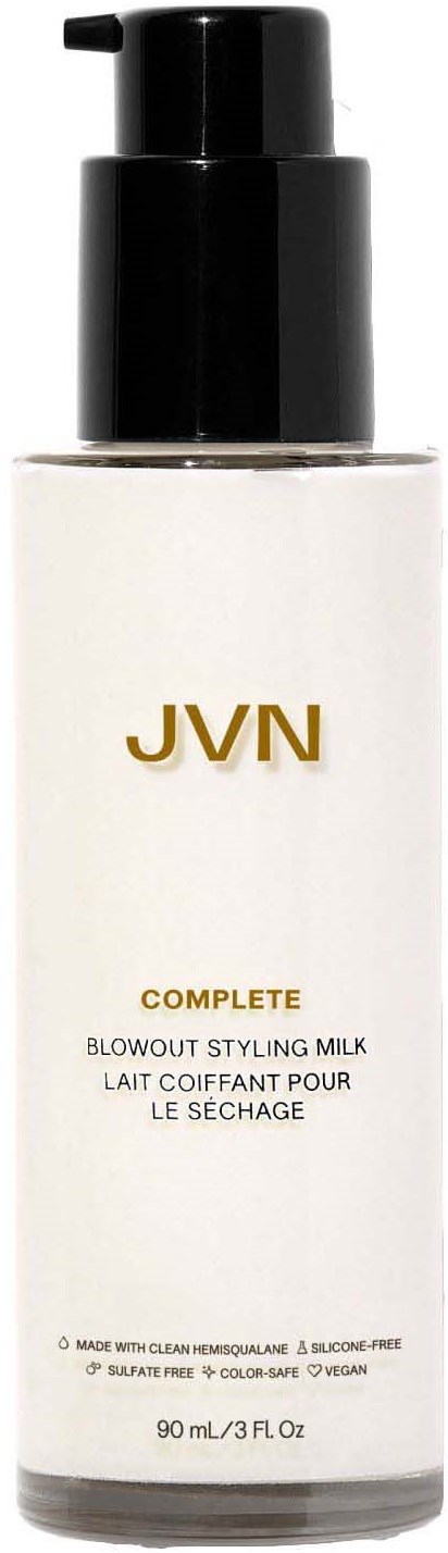 Eine weiße Flasche mit schwarzem Pumpenaufsatz, Beschriftung "JVN COMPLETE Blowout Styling Milk".