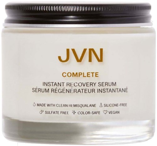 Ein weißer Behälter mit schwarzem Deckel, gekennzeichnet mit JVN Complete Instant Recovery Serum, zeigt Vorteile wie vegan und silikonfrei.