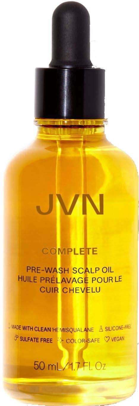 Eine kleine gelbe Flasche mit schwarzem Tropfverschluss, beschriftet JVN Complete Pre-Wash Scalp Oil.