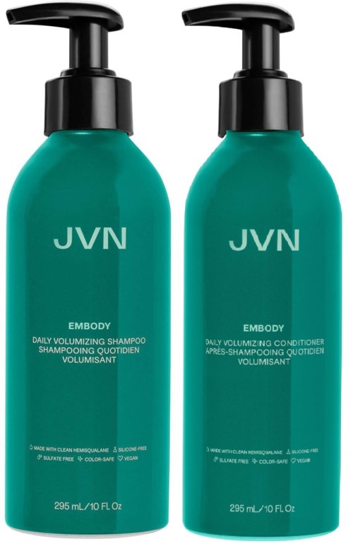 Zwei türkisfarbene Flaschen mit schwarzen Pumpenspendern, beschriftet JVN Embody Shampoo und Conditioner.