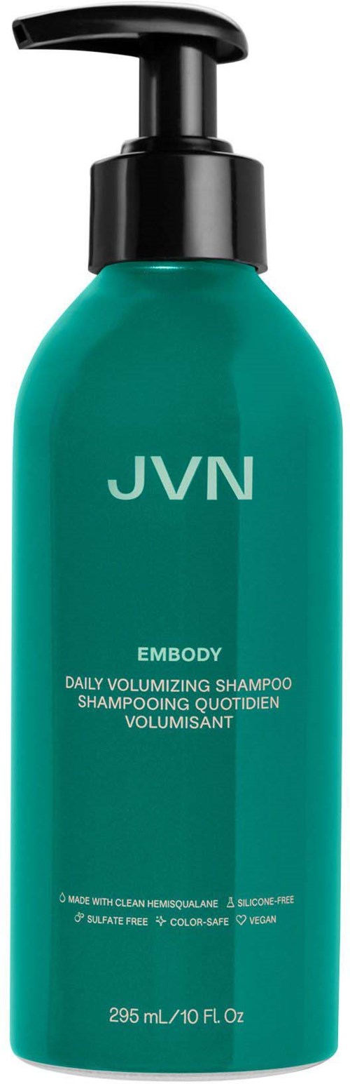 Eine tealfarbene Flasche mit schwarzem Pumpkopf, gekennzeichnet mit JVN EMBODY Daily Volumizing Shampoo, 295 ml/10 fl oz.