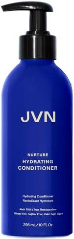 Blaue Flasche mit Pumpenlabel JVN Nurture Hydrating Conditioner. Enthält 295 ml. Für Haarpflege.