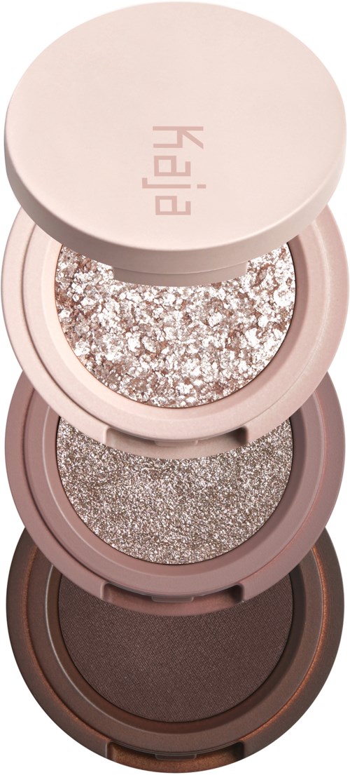 Drei offene Make-up-Behälter mit Glitzer, Schimmer und mattem Puder aufgestapelt.
