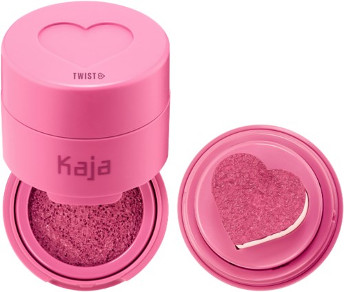 Pinkki sydämen muotoinen sieni, jossa on kansi, käytetään meikin tai poskipunan levittämiseen.