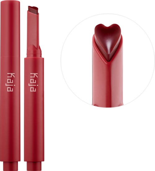 Rote lippenstift met hartvormige punt voor lippen, zonder deksel, gebruikt voor make-up.