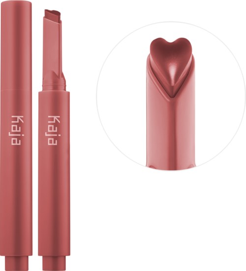 Een roze lippenstift met een hartvormige punt en precies passende lipstickhuls.