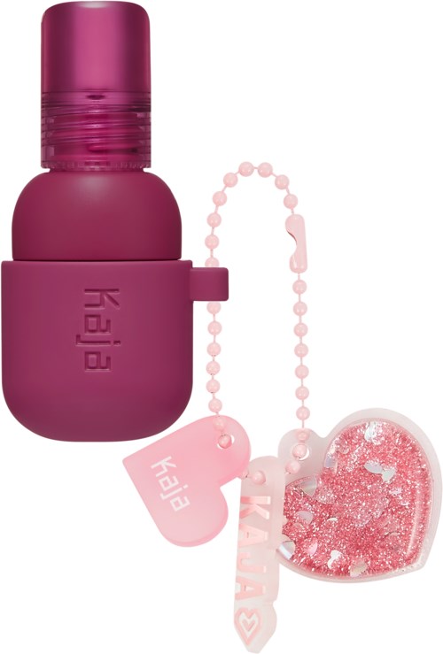 Een roze capsule-achtige container met sleutelhanger, met een glanzend hart en een klein roze tag.