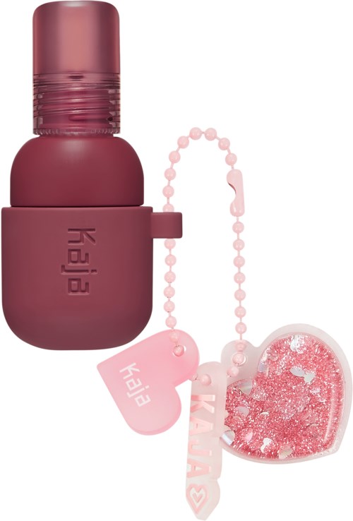 Eine pinke, kapselartige Flasche mit passender rosa Kette und herzförmigem Anhänger.