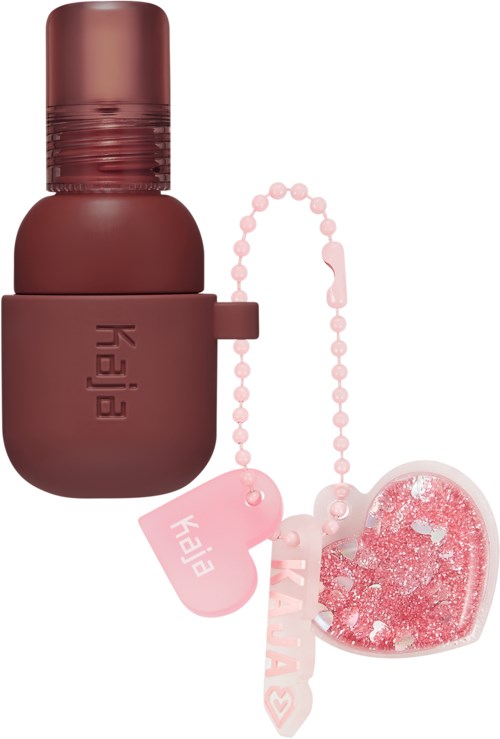 Een kleine roze fles met een ronde bovenkant, verbonden met een hartvormige hanger en een parelketting.