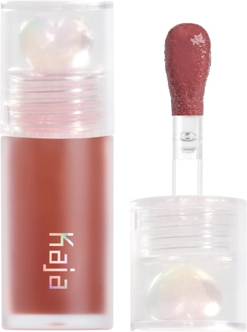 Twee lipgloss verpakkingen, een gesloten en een open met een roze applicator. Beide verpakkingen zijn doorzichtig, een toont een roze lipgloss.