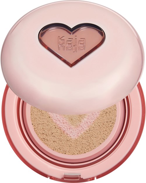 Een roze compacte poeder met een hartvormige doorzichtige deksel en een patroon van roze en beige erin.