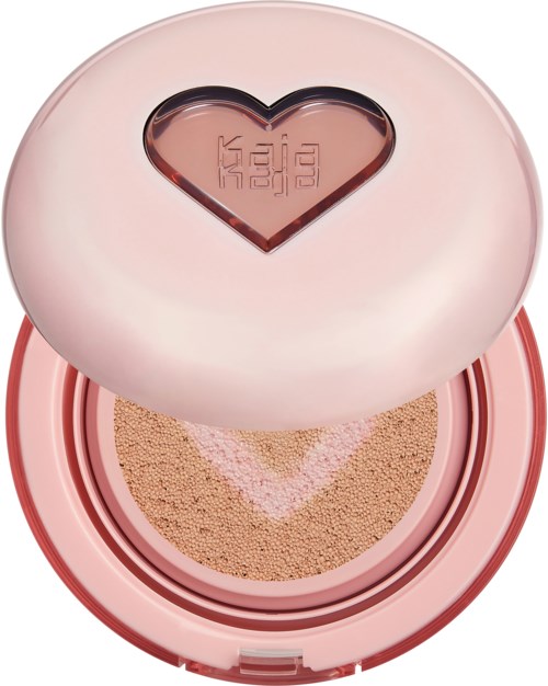 Ein rosa Kompakt mit herzförmigem Deckel und Puder mit V-Design.