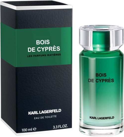 Ein Parfümflasche und Box in Grün, Schwarz und Silber, beschriftet "Bois de Cyprès" von Karl Lagerfeld.