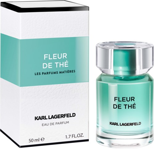 Ein Parfümflasche und eine Schachtel mit der Aufschrift 'Fleur de Thé' von Karl Lagerfeld, grün und weiß. Ein Blumenduftprodukt.