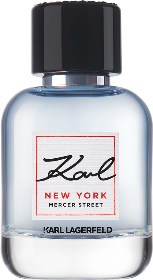 Eine klare Parfümflasche mit schwarzem Deckel, Etikett sagt "Karl New York Mercer Street."