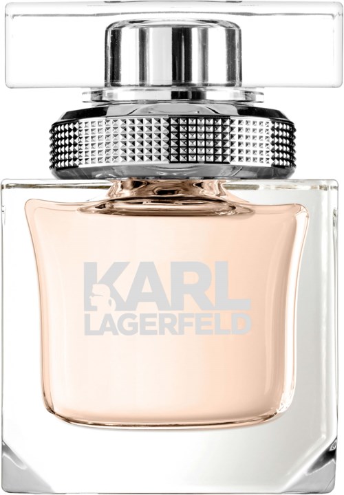 Ein Parfümflasche mit klarer quadratischer Glasflasche, silberner Kappe und Karl Lagerfeld-Logo. Hellpfirsichfarbener Duft im Inneren.