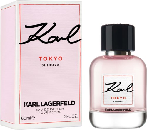 Ein Parfümflasche und eine Box mit Karl Lagerfelds Namen, Tokyo Shibuya, und einer rosa Flüssigkeit im Inneren.