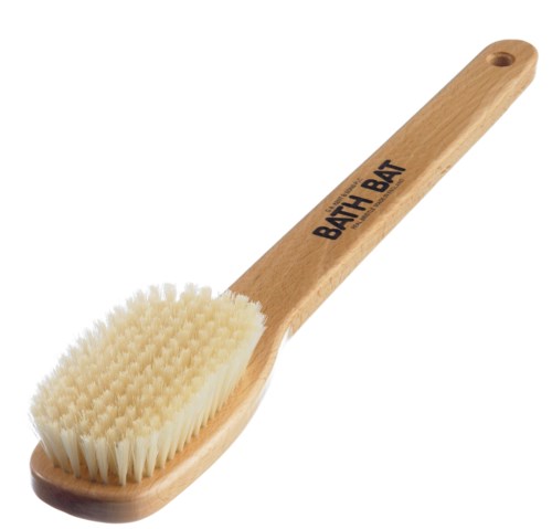 Eine Holzbadbürste mit weichen Borsten und der Aufschrift "BATH BAT" am Griff.