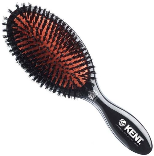 Eine breite Haarbürste mit schwarzen und roten Borsten und einem schwarzen Griff mit dem Aufdruck "Kent." Es ist für das Haarepflegen konzipiert.