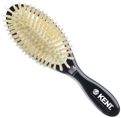 Een haarborstel met zwarte handgreep en beige borstels, ontworpen om haar te kammen.