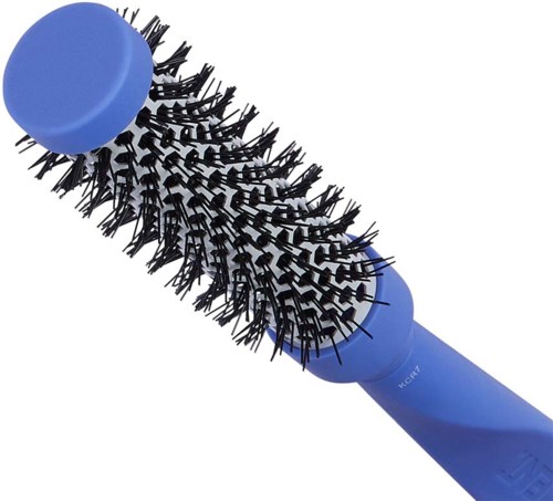 Eine blaue Haarbürste mit schwarzen Borsten und einem runden Griff. Sie wird zum Kämmen der Haare verwendet.