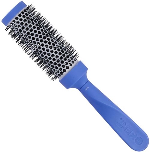 Eine runde Haarbürste mit schwarzen Borsten und blauem Griff, verwendet zum Stylen von Haaren.