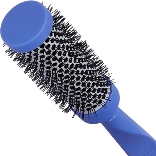 Eine blaue runde Bürste mit schwarzen Borsten, verwendet zum Stylen oder Reinigen von Haaren oder Oberflächen.