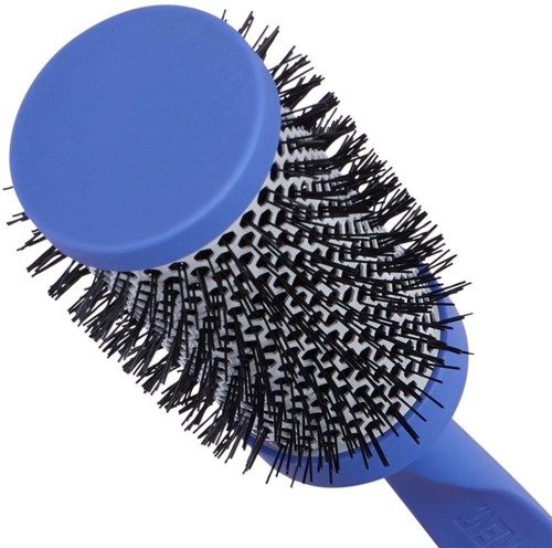 Eine blaue Haarbürste mit schwarzen Borsten, von oben betrachtet, zeigt ihre ovale Form und Griff.